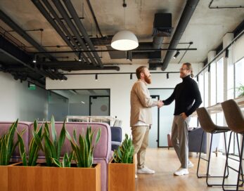 Doit-on s’adapter à notre environnement ou notre environnement doit-il s’adapter à nous ? 