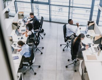 Aujourd’hui, quand on parle « espaces de travail », les entreprises parlent rarement 𝑑𝑒𝑠𝑖𝑔𝑛 en premier.