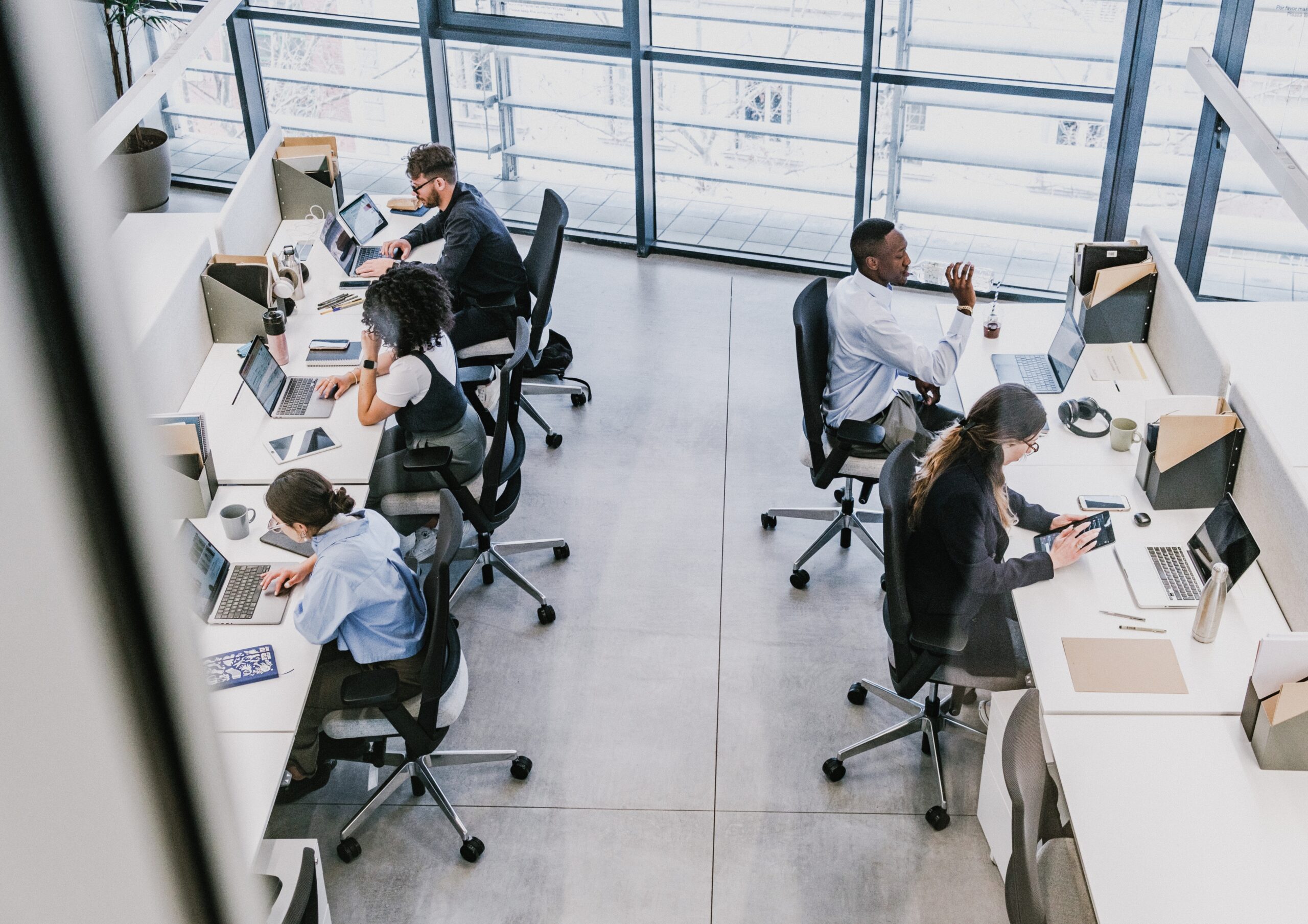 Aujourd’hui, quand on parle « espaces de travail », les entreprises parlent rarement 𝑑𝑒𝑠𝑖𝑔𝑛 en premier.